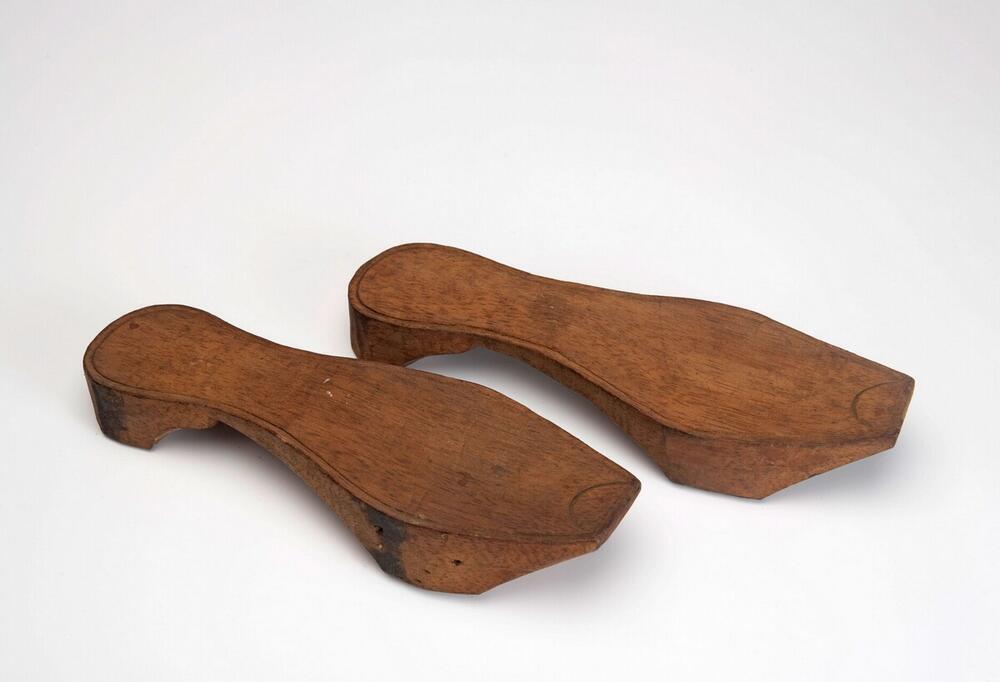 Een paar houten gesneden houten sandalen
