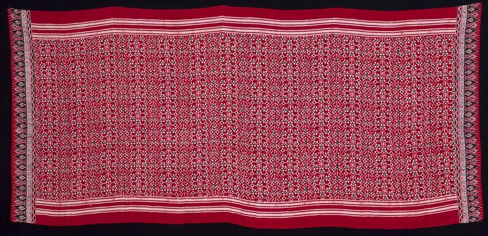 Wikkelrok met geometrische motieven in stippeltechniek