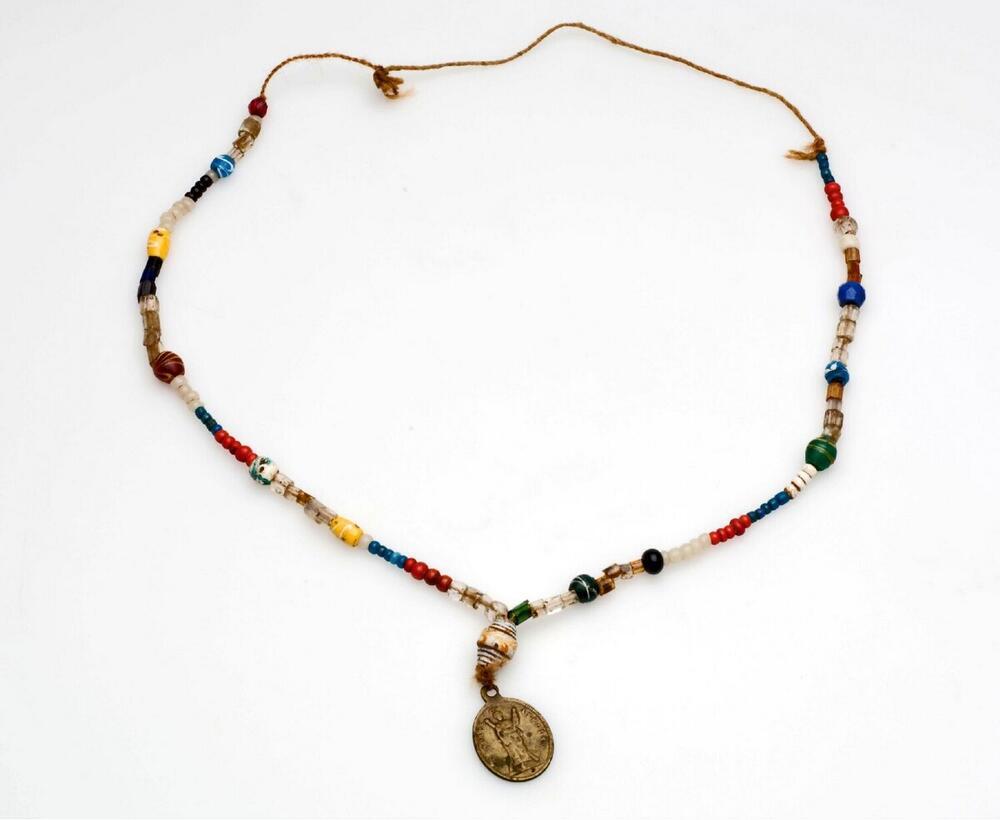 Kralenketting met medaille en schelpje, vermoedelijk een rozenkrans