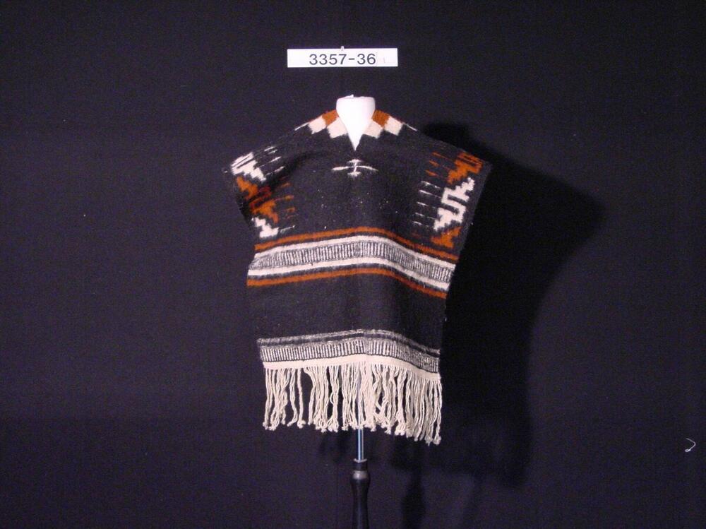 Wollen poncho met strepen en andere geometrische motieven