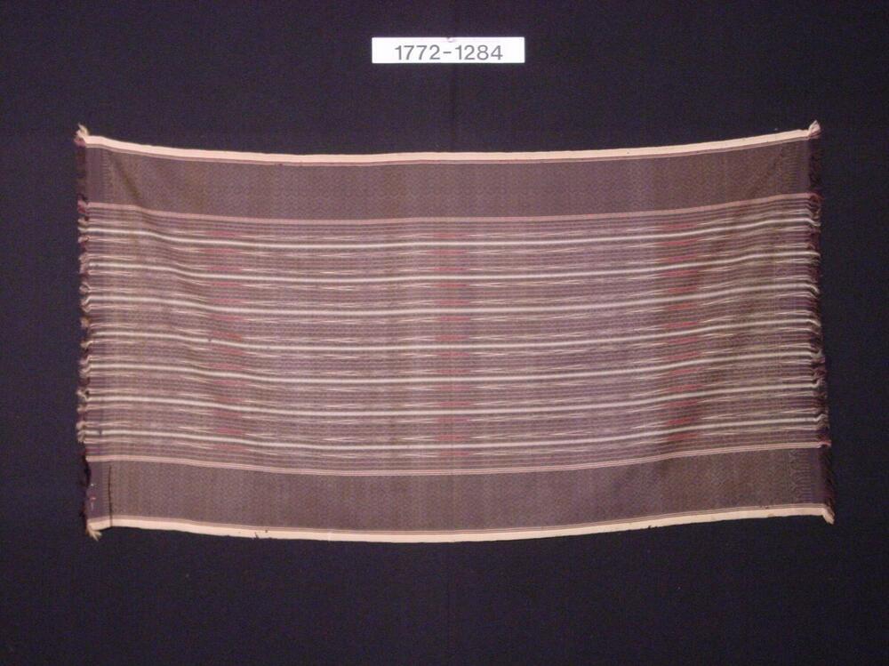 Zijden schouderdoek met ornament in scheringikat en ingeweven zilver- en gouddraad