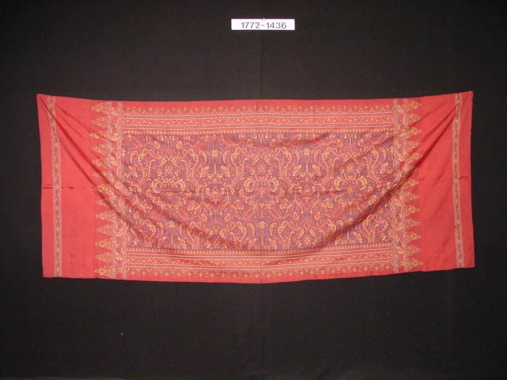 Rood zijden schouderdoek, met ornament in inslagikat