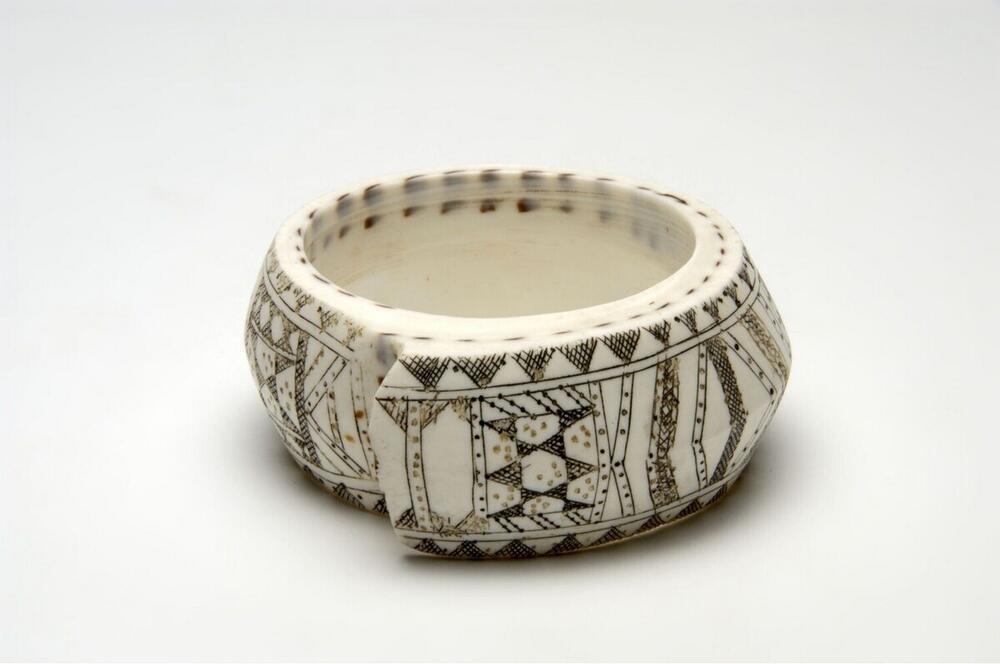 Armband van schelp, versierd met ingekraste geometrische motieven