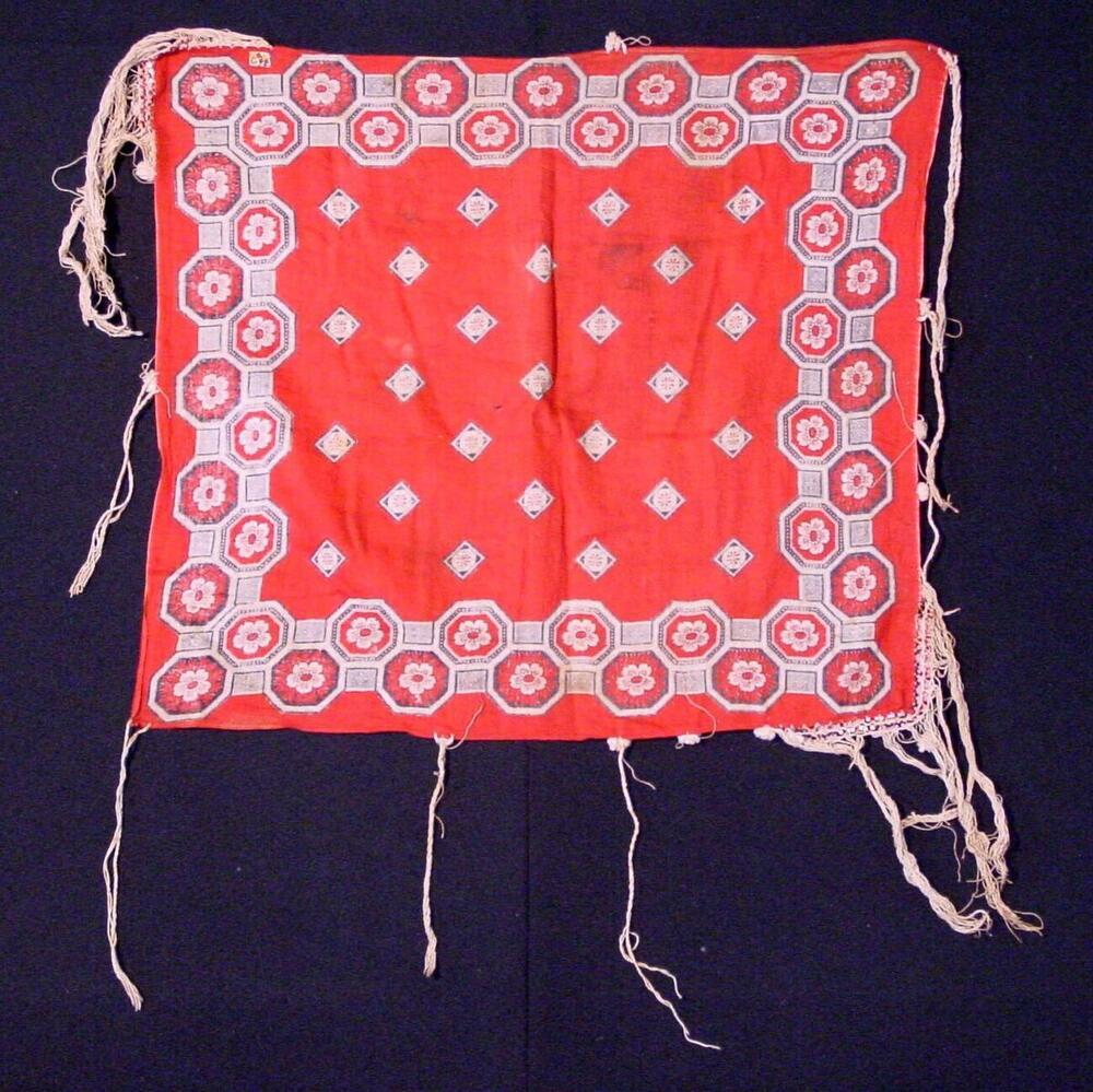 Katoenen zakdoek met franjes, die behoort bij een danskostuum