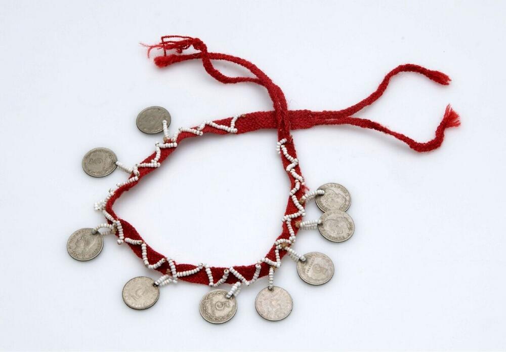 Armband met munten en kralen, o.a. vervaardigd met cactusvezel