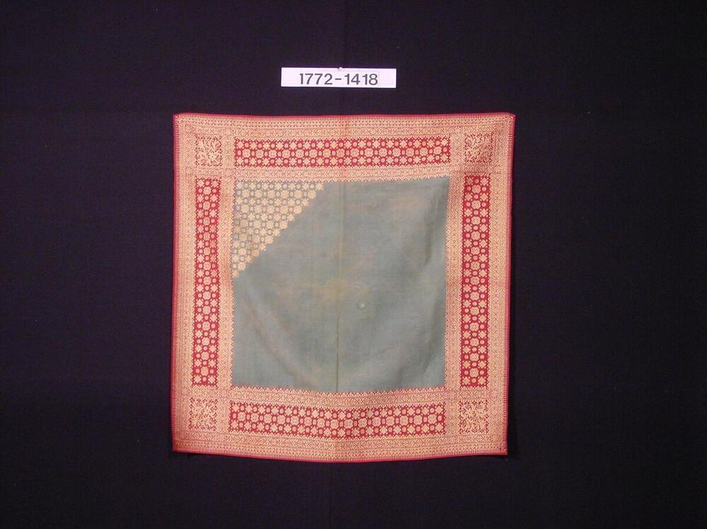 Zijden hoofddoek met ornament in ikat en ingeweven gouddraad