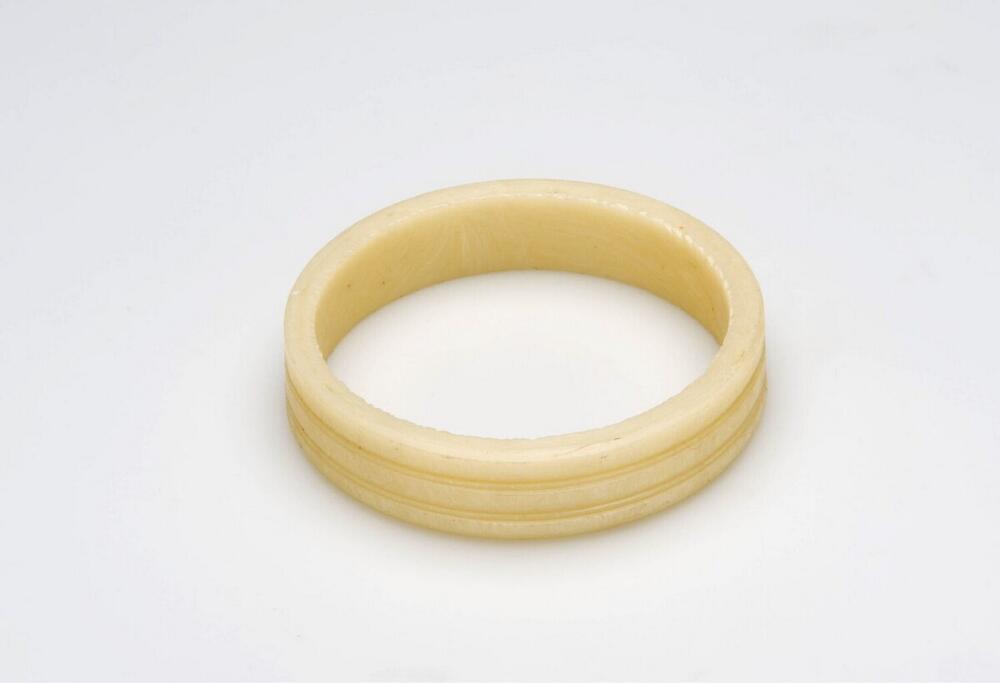 Plastic armband gedragen door vrouwen