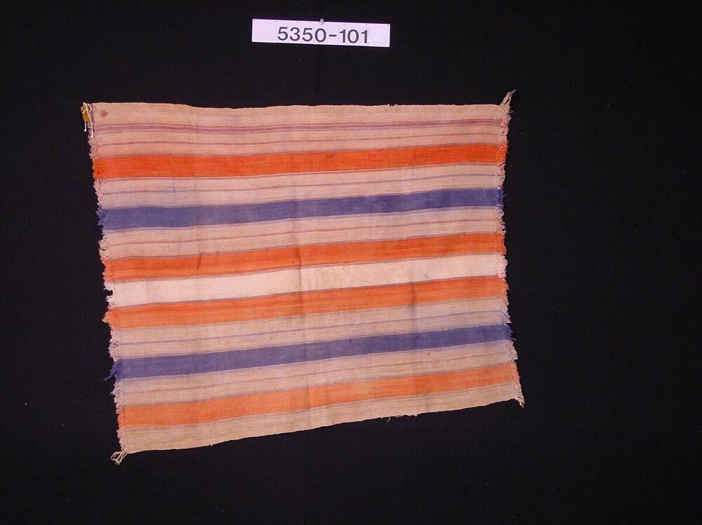 Katoenen wikkeldoek met lengtestrepen, wordt over één schouder gedragen en de andere kant over de…