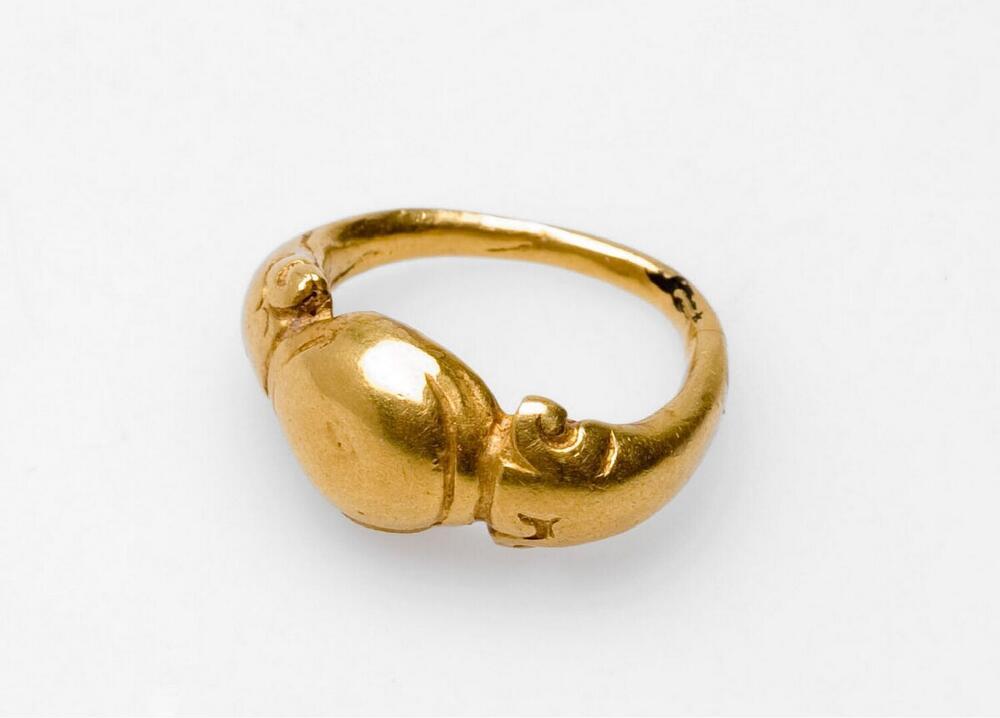 Gouden ring met krullenversiering