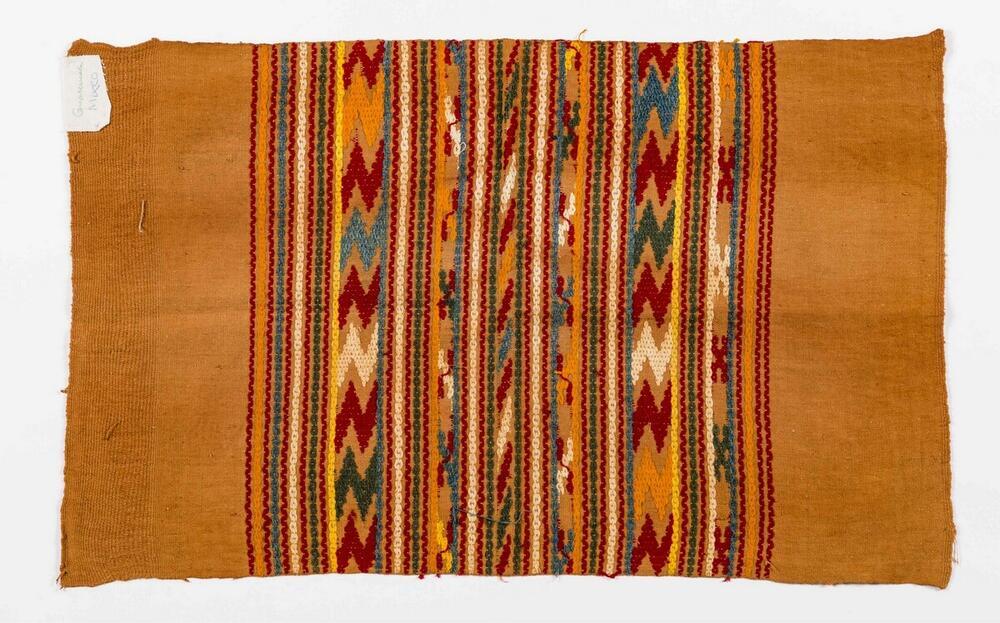 Ceremoniële bruine doek met geometrische motieven