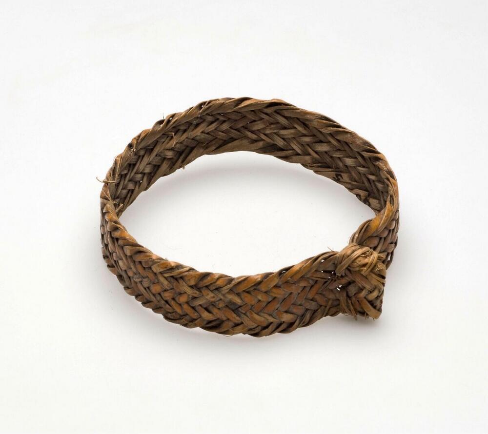Armband voor de bovenarm, gevlochten van stengels