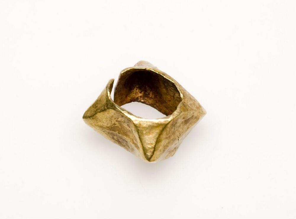 Gouden oorring voorzien van piramidevormige punten