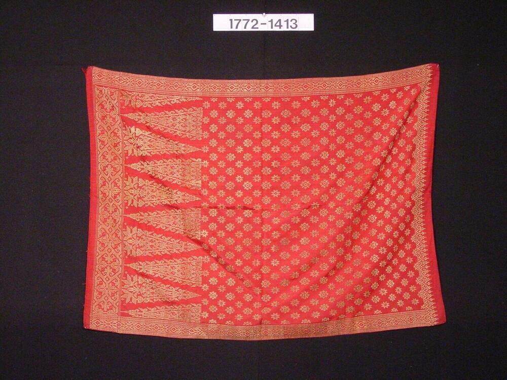 Rood zijden kokerrok met ornament van ingeweven gouddraad