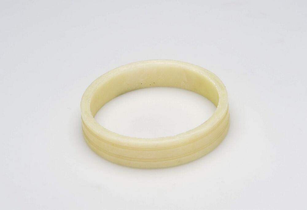 Plastic armband gedragen door vrouwen