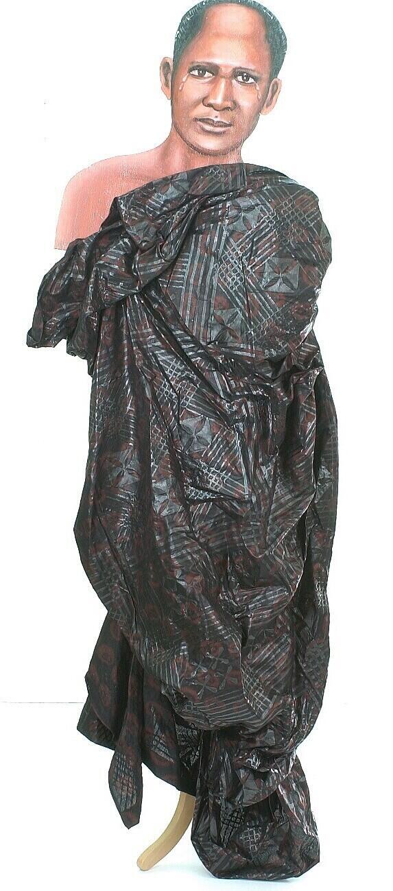 Katoenen doek met een geometrisch patroon, gedragen als begrafeniskleding