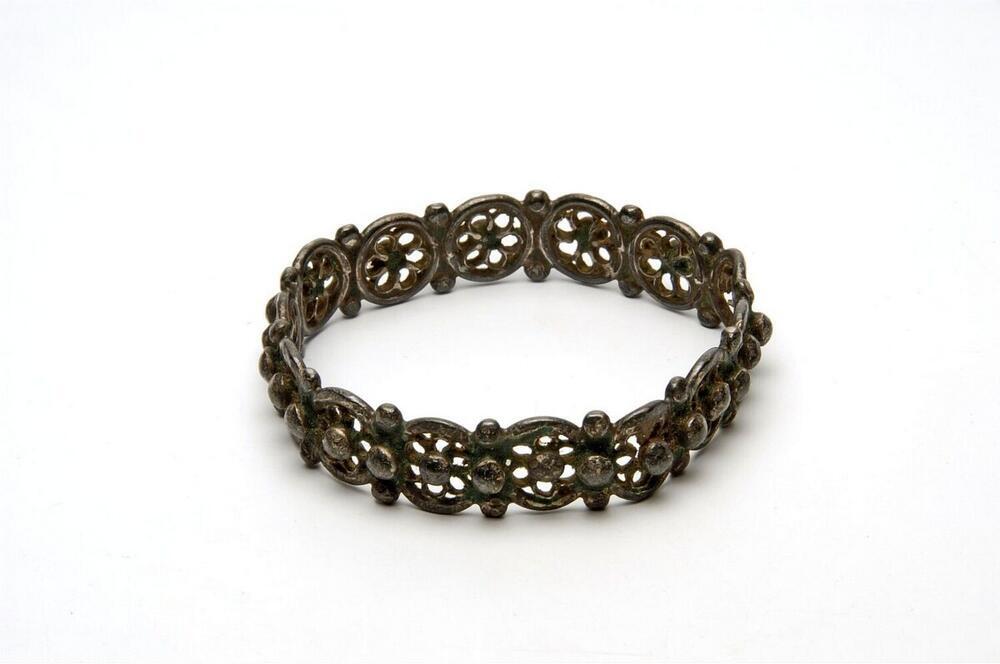 Metalen, ronde armband van cirkels met rosetmedaillons