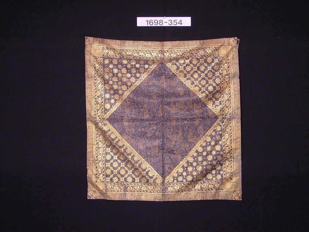 Gebatikte hoofddoek met pradaversiering