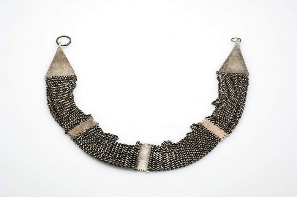 Ketting ter versiering van een mannenhoofddoek