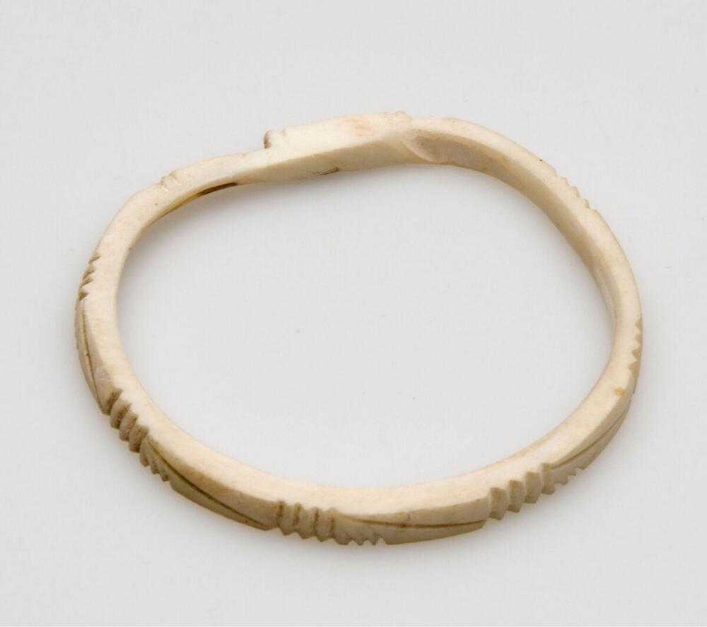 Bewerkte armband uit schelp