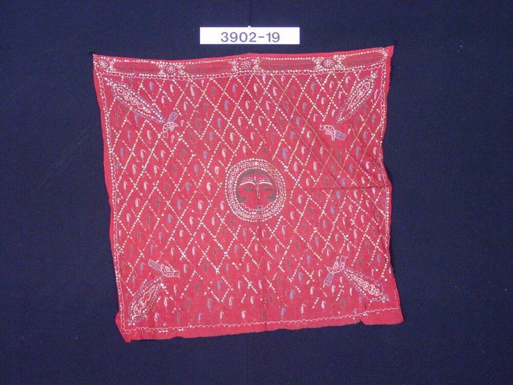 Katoenen wand- of hoofddoek, voorzien van pailletten en borduurwerk