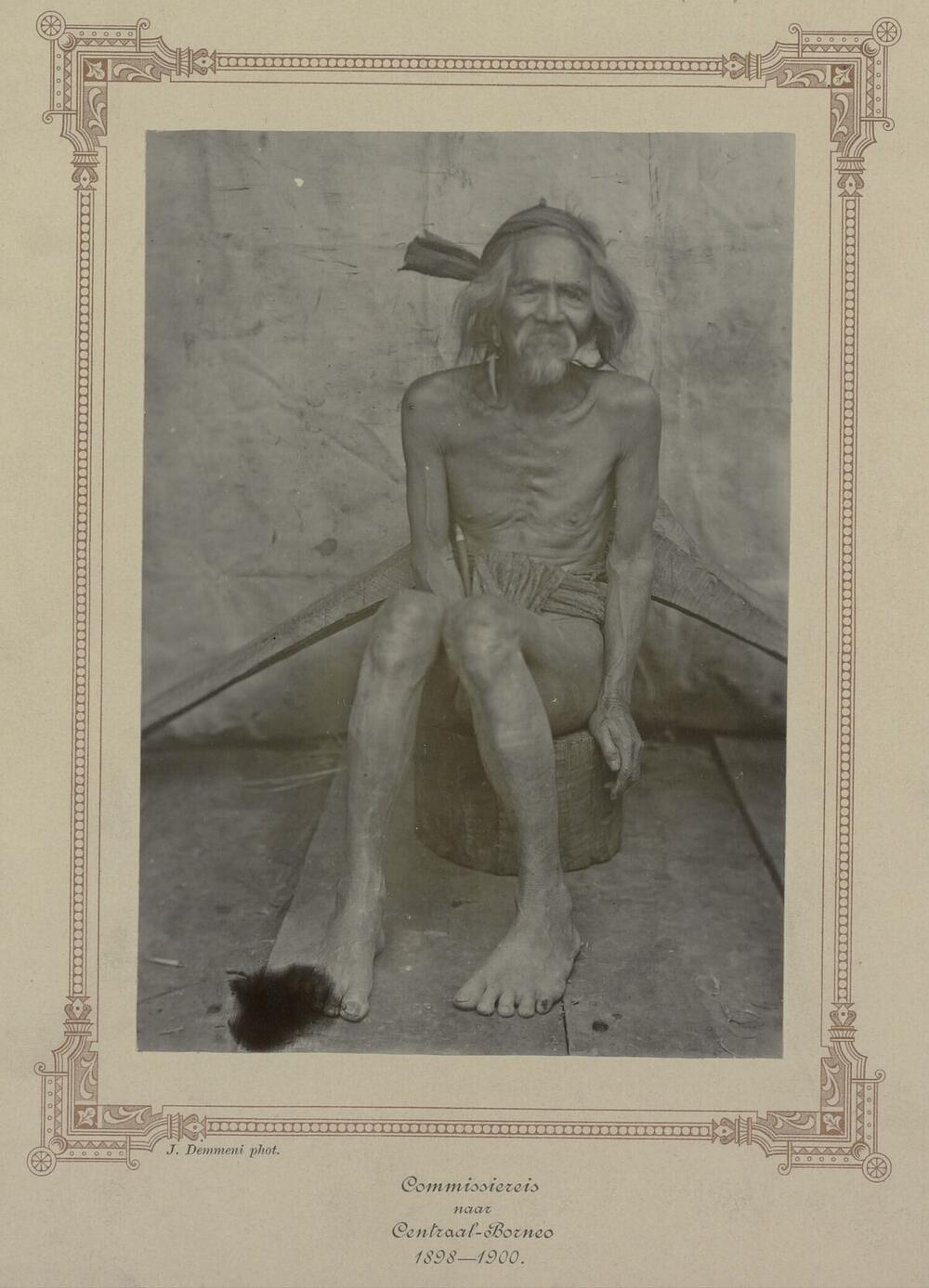 Portret van Bo Adjoeng, een circa 60-jarige Kajan man