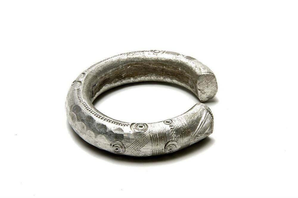 Aluminium armband, versierd met streep- en cirkelmotief
