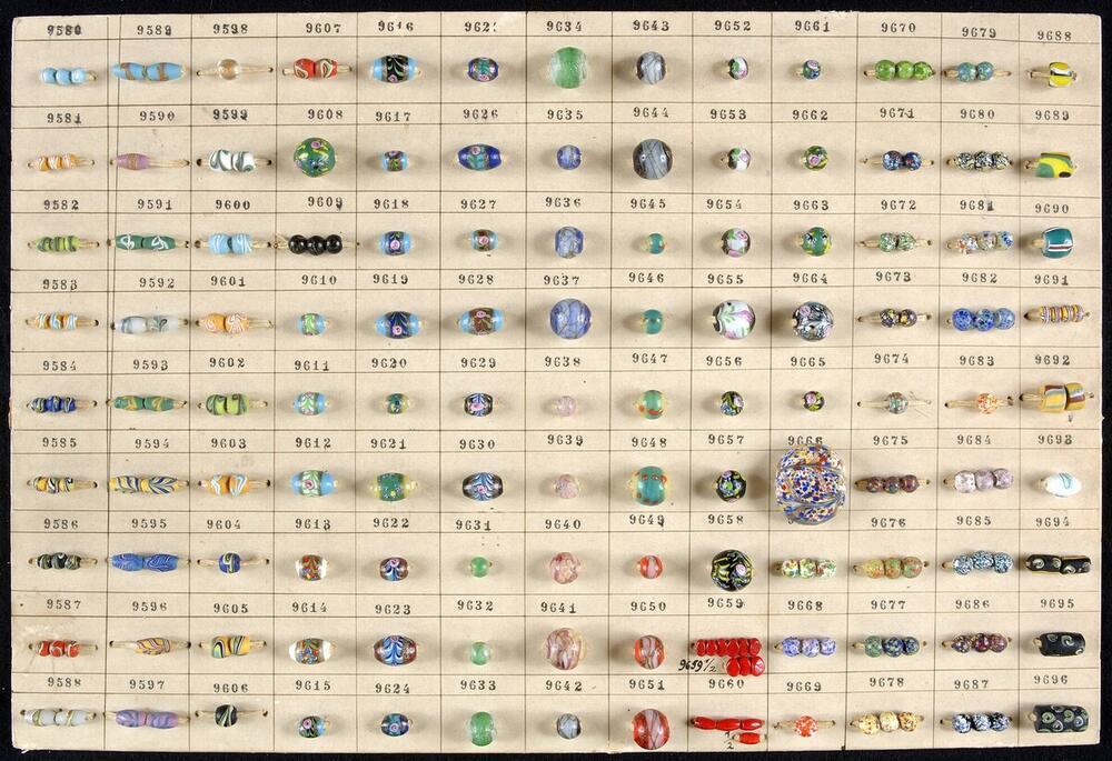 Karton met 117 pearl-beads en fantasiekralen [9580 t/m 9696]