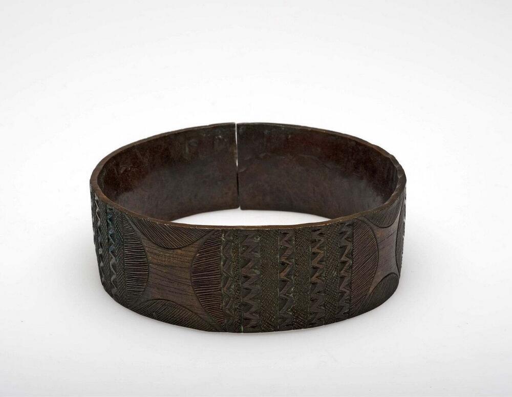 Koperen enkelband, versierd met geciseleerde zigzag lijnen