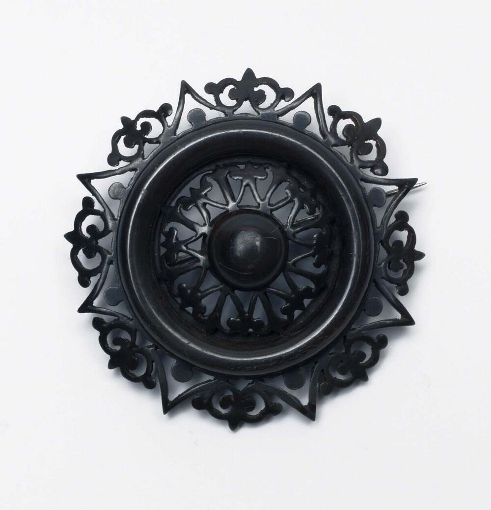 Hoornen broche