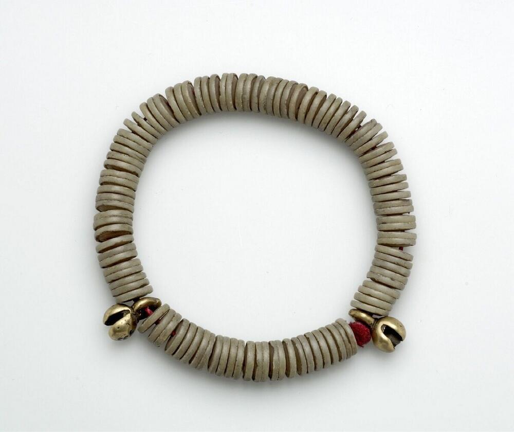 Armband van knopen en belletjes, geregen