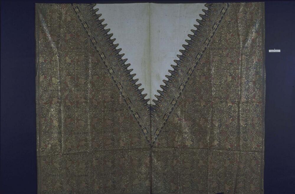 Katoenen ceremoniële wikkeldoek met bladgoud en florale motieven