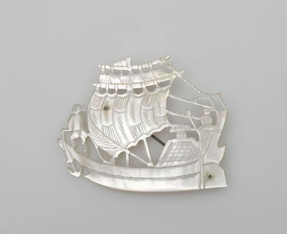 Broche van parelmoer in de vorm van een zeilschip