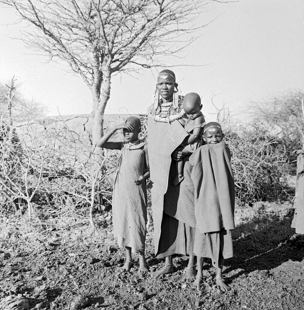Groepsportret van een Masai vrouw met drie kinderen bij Kajiado
