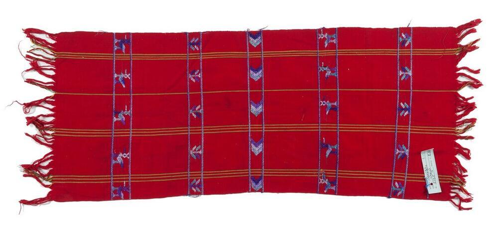 Rode doek met geometrische motieven