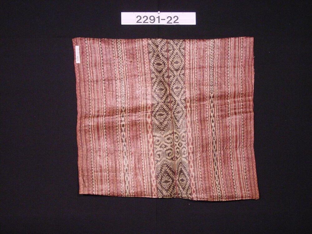 Vrouwenkokerrok van geweven abaca-vezel, ornament in scheringikat