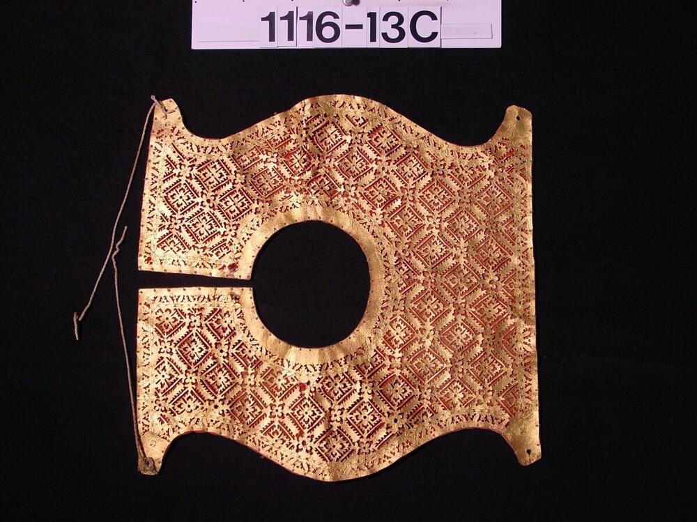 Schouderbekleding behorend bij een Penasar-kostuum