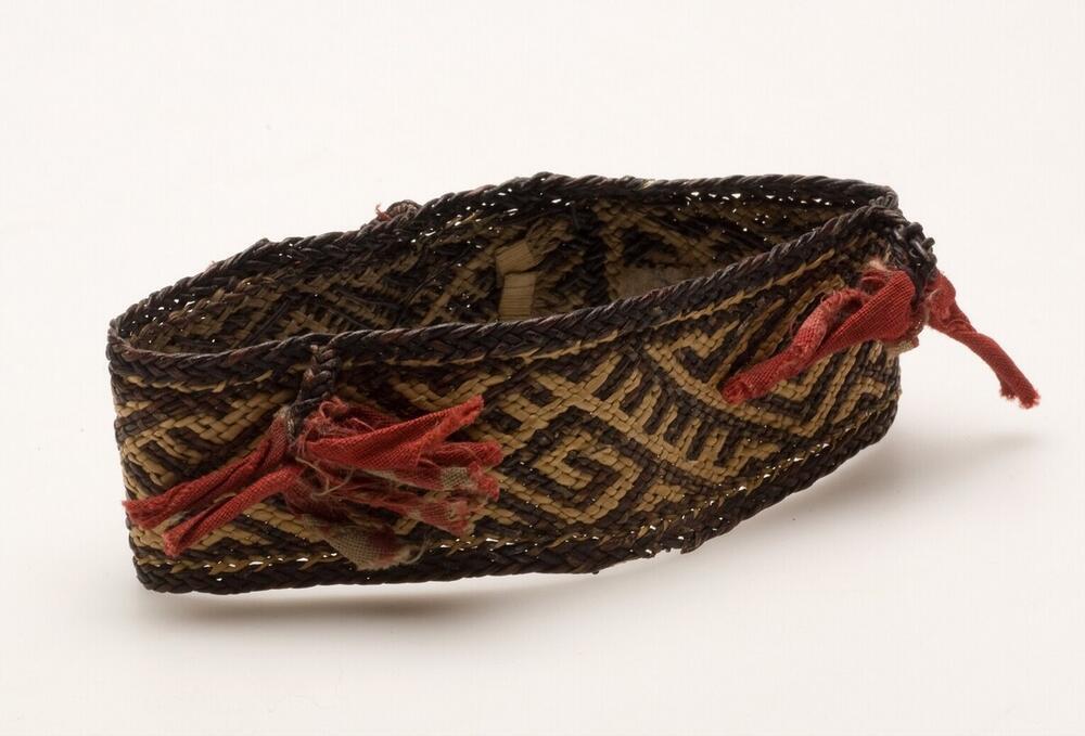Armband van gevlochten mycelium en pandanrepen