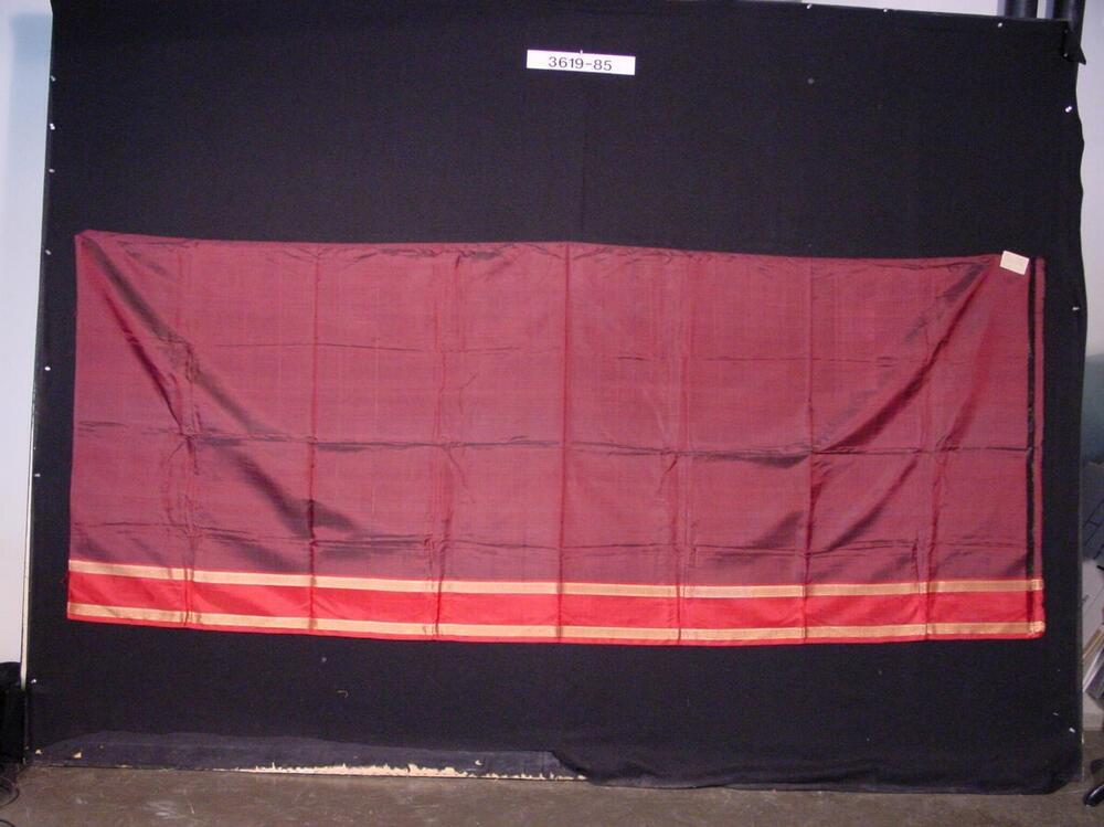 Doek van kunstzijde, bestemd voor een meisjesrok