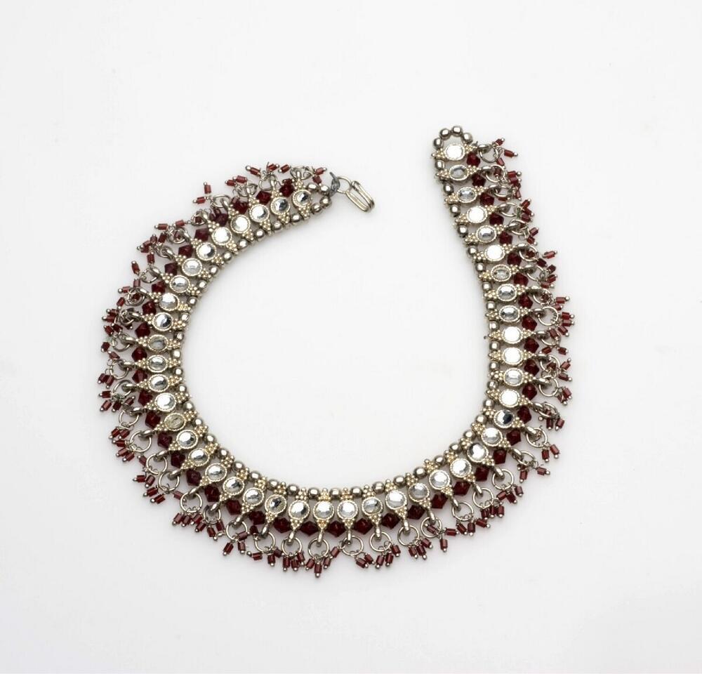 Halsketting, versierd met rode en witte glassteentjes