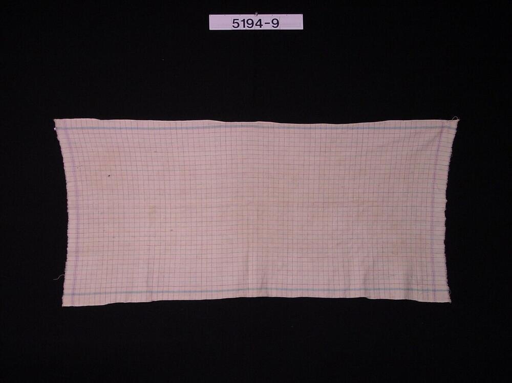 Ecru hoofddoek met ruiten van lila, groene en lichtblauwe lijnen