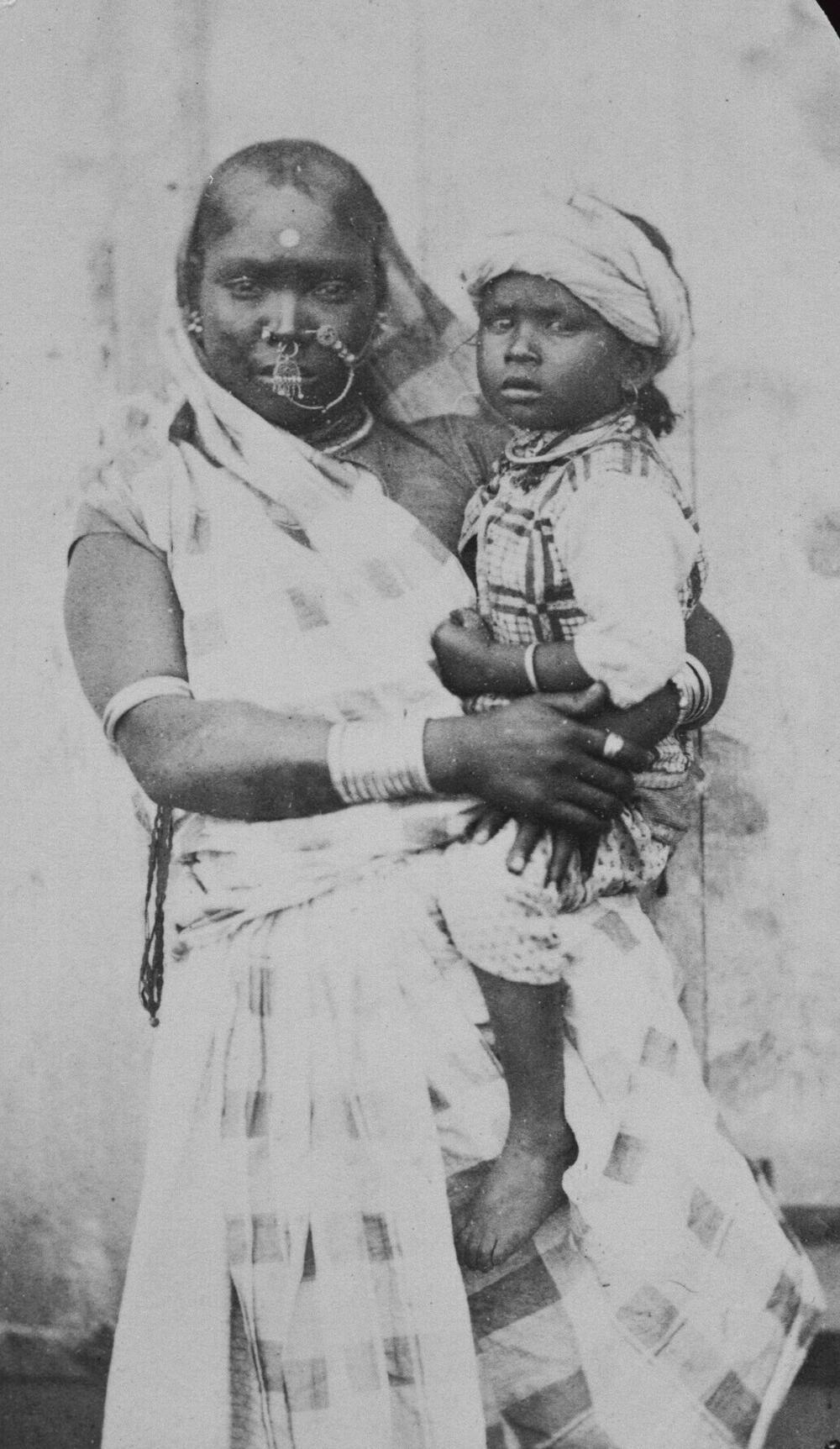 Portret van een Indiase vrouw met kind op de arm, Mauritius