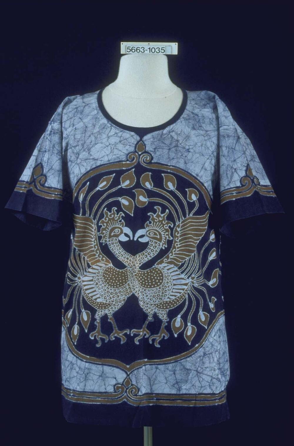 Kindershirt met centraal een cirkel waarin twee naar elkaar gerichte Garuda's