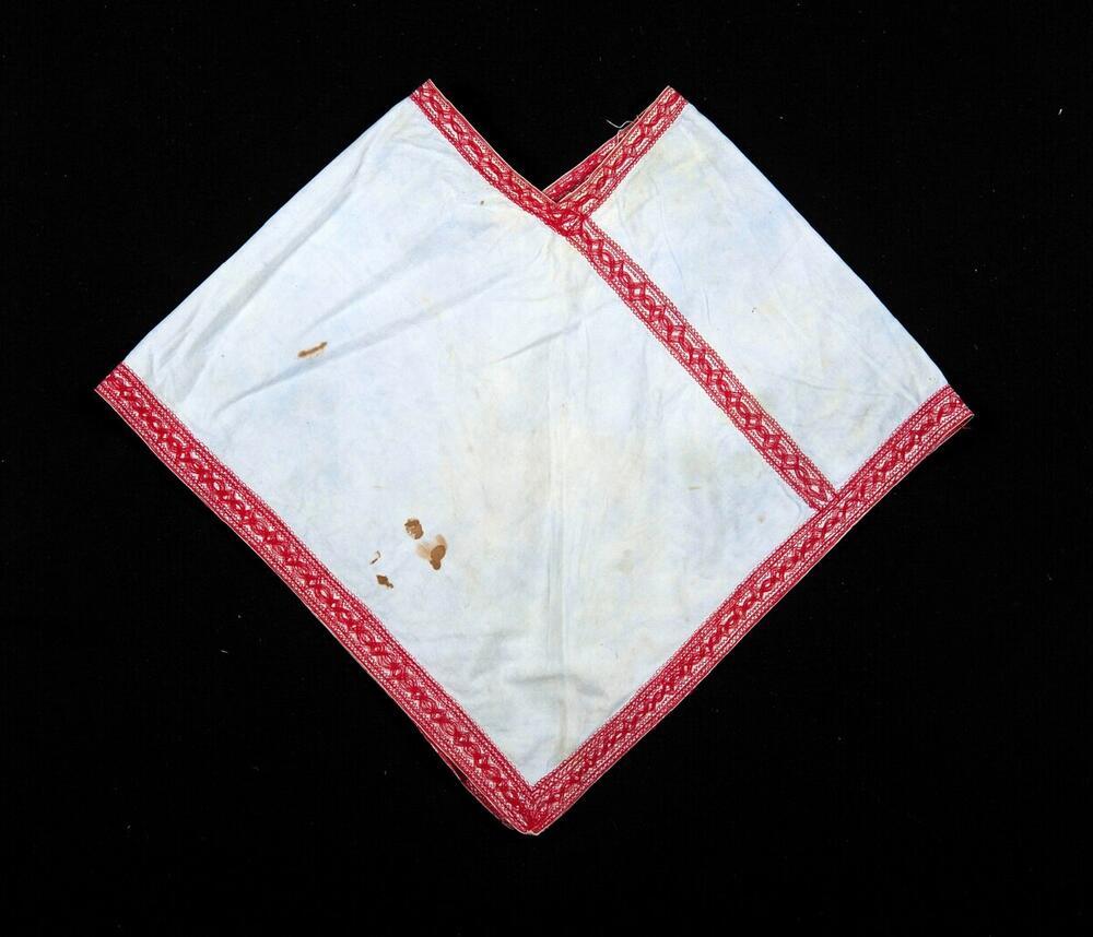 Witte quechquémitl met rode band