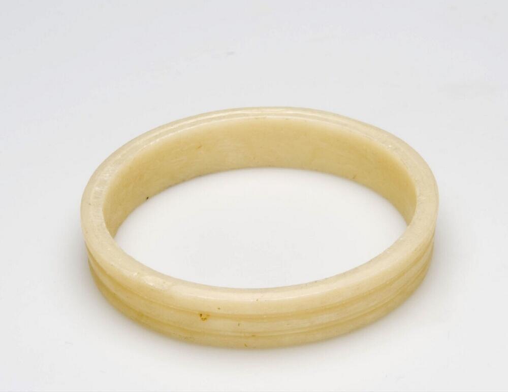Plastic armband gedragen door vrouwen