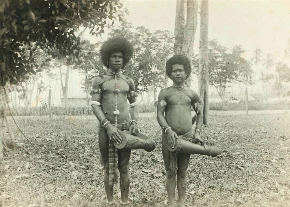 Portret van twee Papua mannen met trommen
