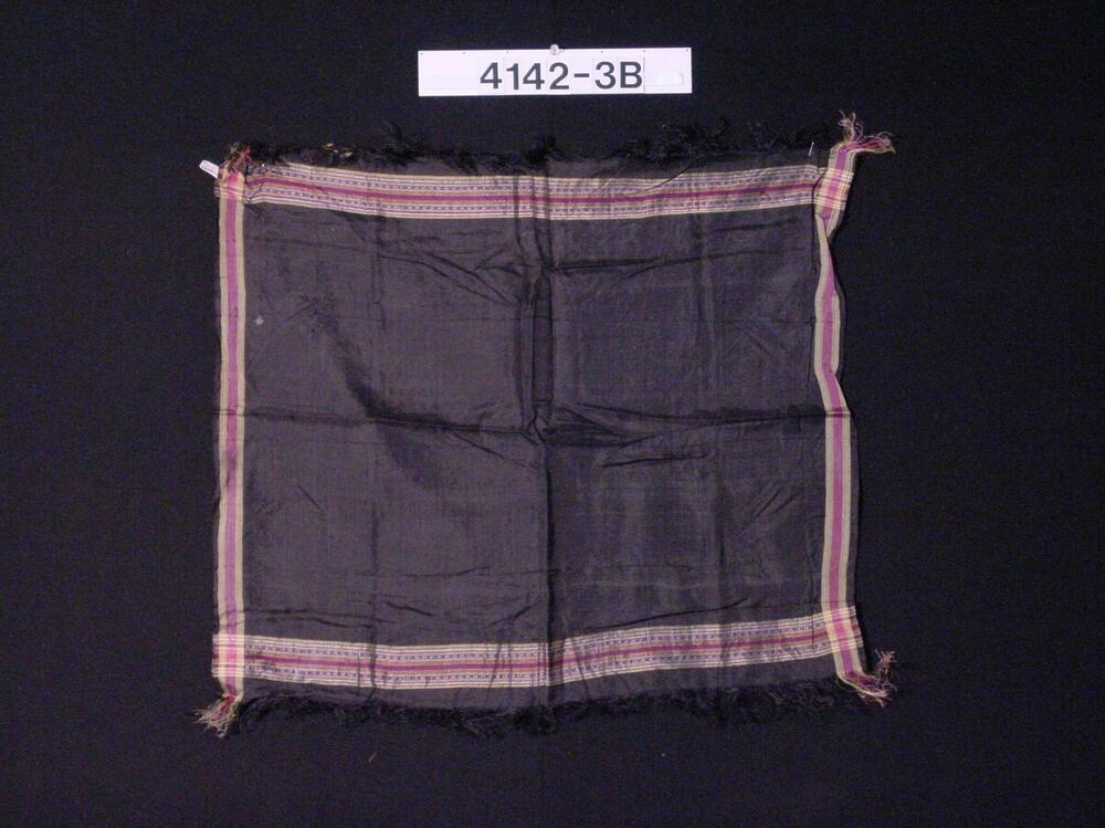 Hoofddoek van kunstvezel behorende bij een vrouwenkostuum