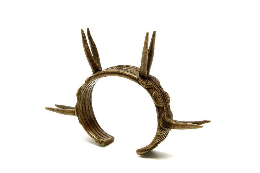 Messingen armband, versierd met uitstekende doorns