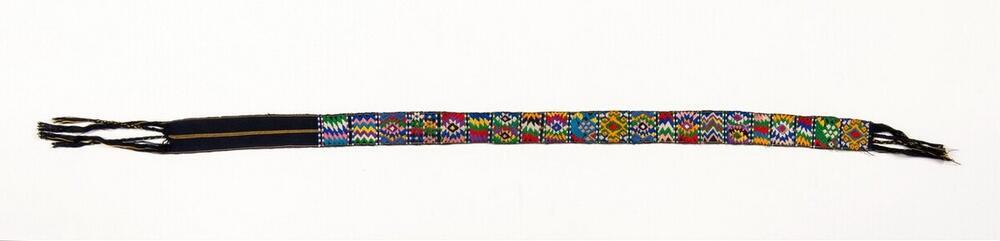 Blauwe ceintuur met geometrische figuren en motieven van dieren en bloemen