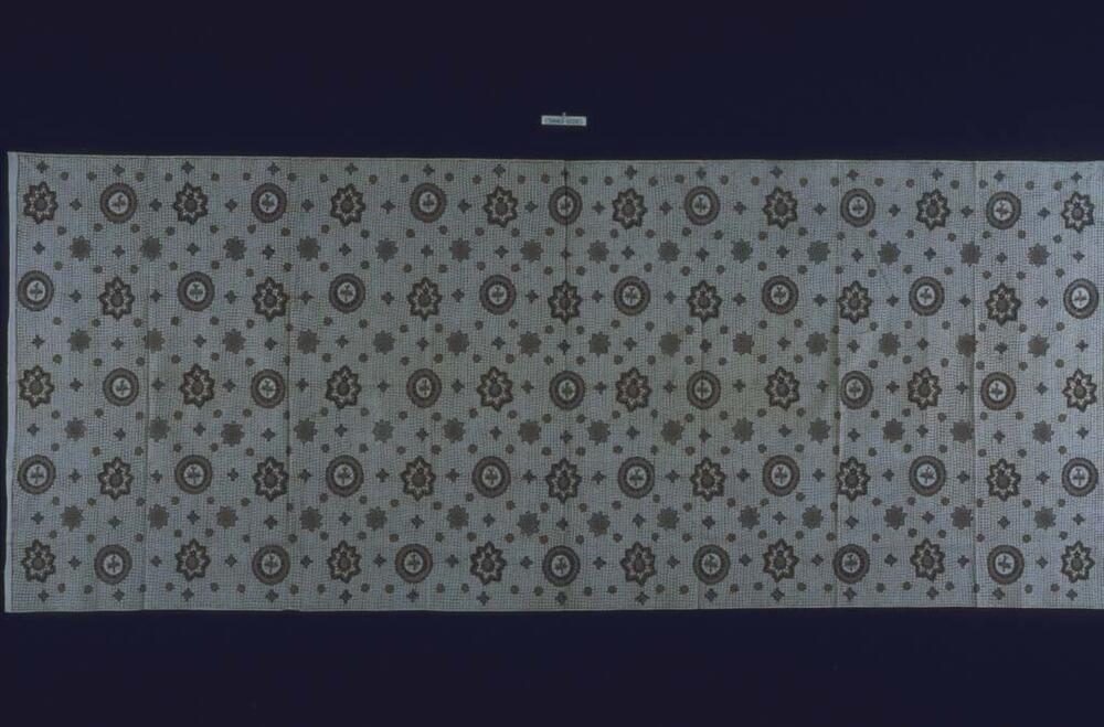 Wikkelrok met symmetrisch geometrisch patroon
