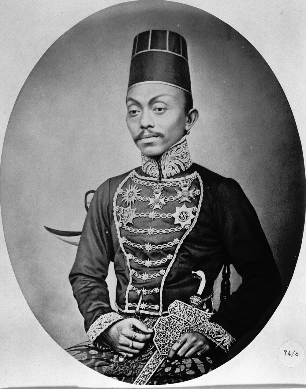 Studioportret van Susuhunan Paku Buwono IX van Surakarta (Solo)